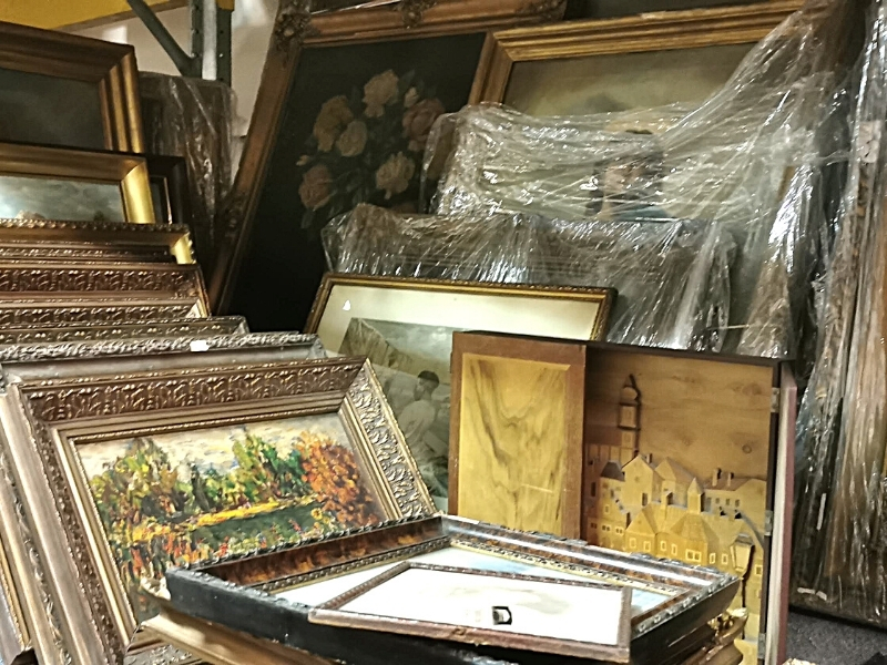 antik festmények önkiszolgáló kis raktárban tárolva | © Self Store