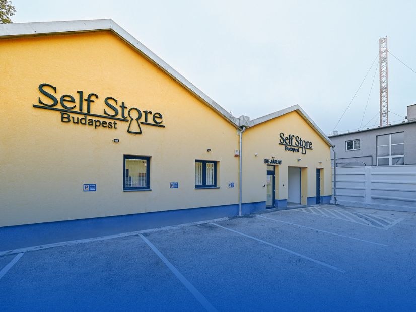 Self Store Budapest | © Self Store Újbuda raktárépület bejárata, ingyenes ügyfélparkoló, Budafoki út 113.