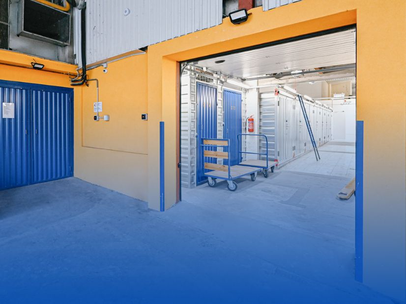 Ingyenes parkoló és garázskapu Self Store Újbuda raktárépületben | © Self Store Budapest