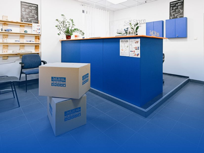 Ügyfélszolgálati iroda és csomagolóanyagok a Self Store Újbuda raktárépületben | © Self Store Budapest