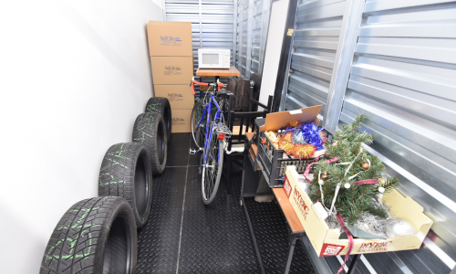 Self Store raktárban tárolt bútorok, autógumik, bicikli
